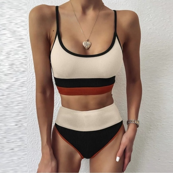 D09.31. Sz S tricolor beige, black and red ribbed high waist bikini. - Picture 2 of 3